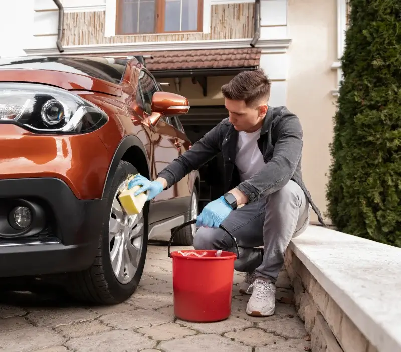 Lavage auto à domicile Saint-Agnant-près-Crocq : professionnel intervenant sur un véhicule